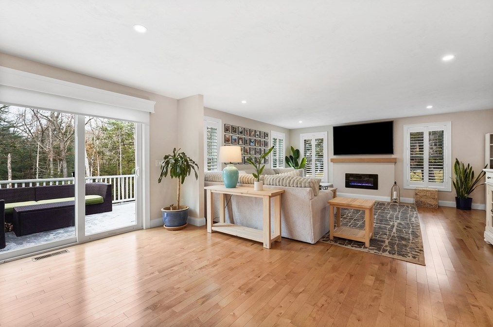 61 New Boston Rd, Sturbridge MA  01566-1334 exterior