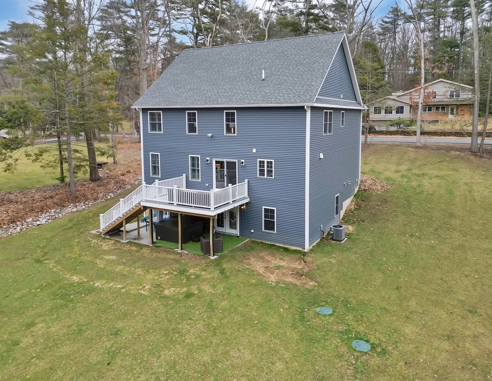 61 New Boston Rd, Sturbridge MA  01566-1334 exterior