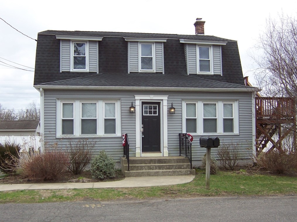 23 Polaski Ave, Chicopee MA 01013-1027 exterior