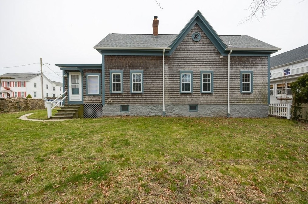 39 Middle St, Fairhaven MA  02719-2941 exterior