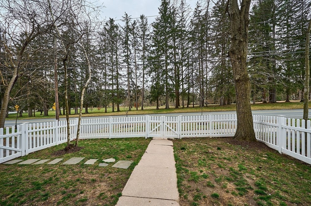 311 Prospect St, Northampton MA  01060-2049 exterior