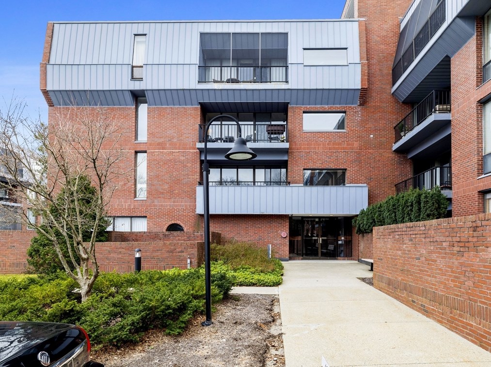 75 Grove St, Wellesley MA 02482-7833 exterior