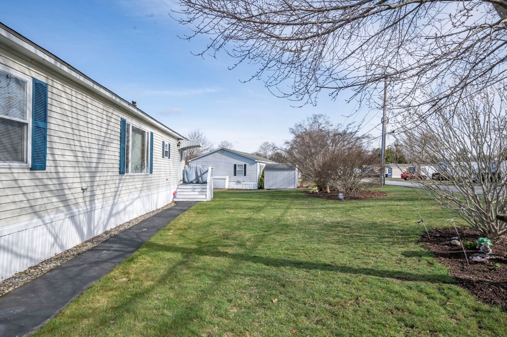 1 Minute Man Rd, Taunton MA 02780-1171 exterior