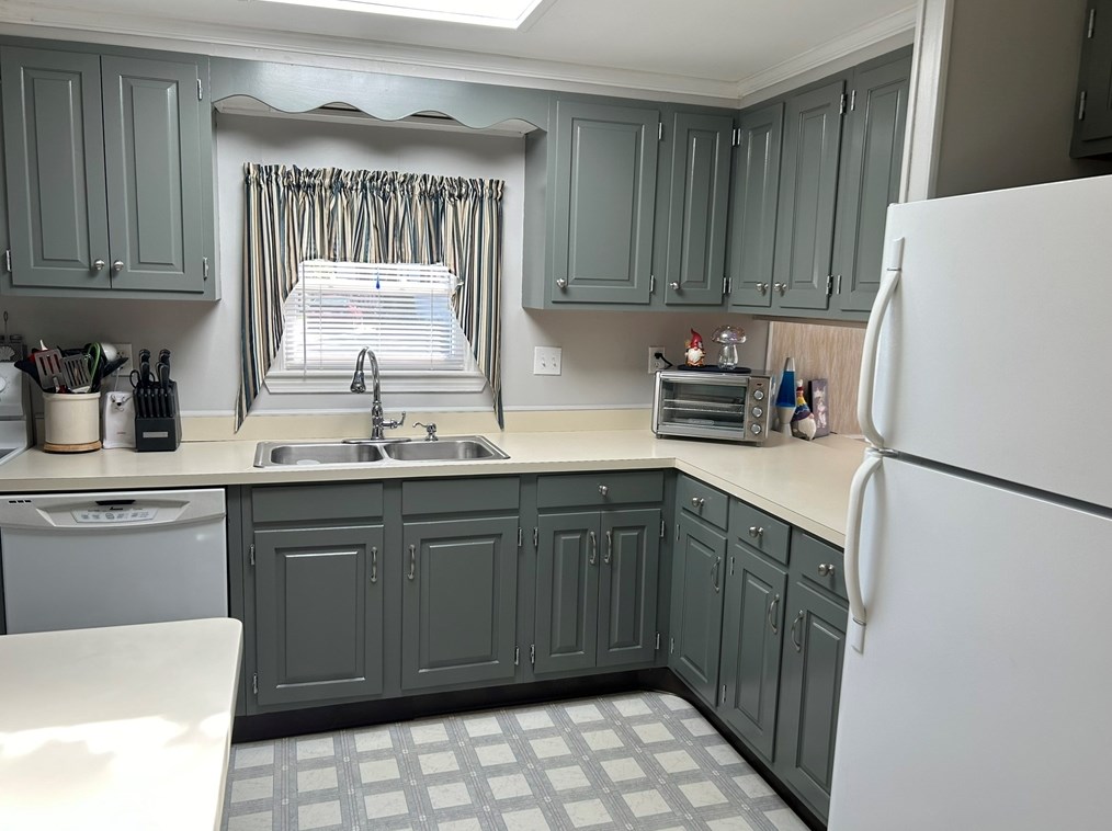 1 Minute Man Rd, Taunton MA 02780-1171 exterior