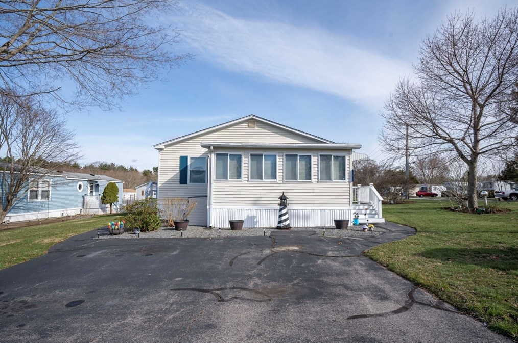 1 Minute Man Rd, Taunton MA 02780-1171 exterior