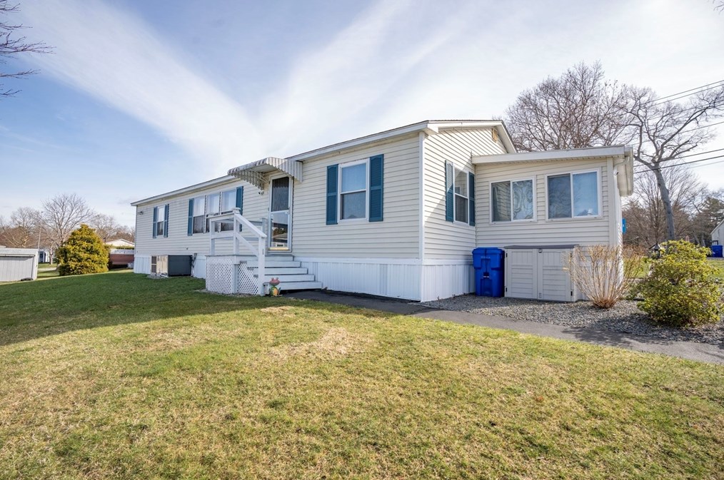 1 Minute Man Rd, Taunton MA 02780-1171 exterior