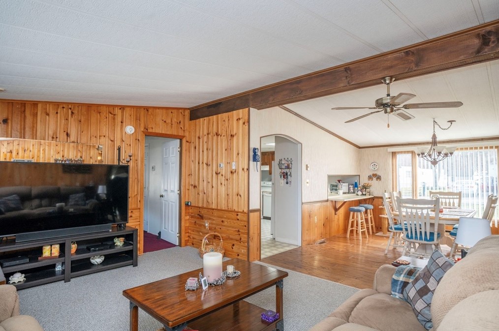 1 Minute Man Rd, Taunton MA 02780-1171 exterior