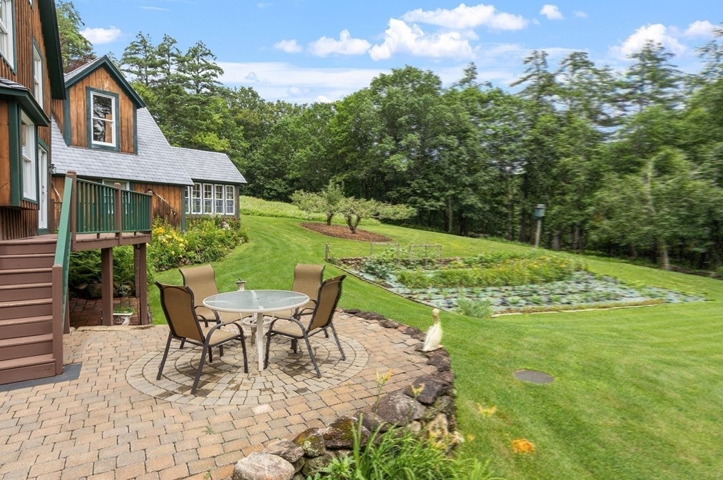 11 Cross Rd, Ashburnham MA 01430-1042 exterior