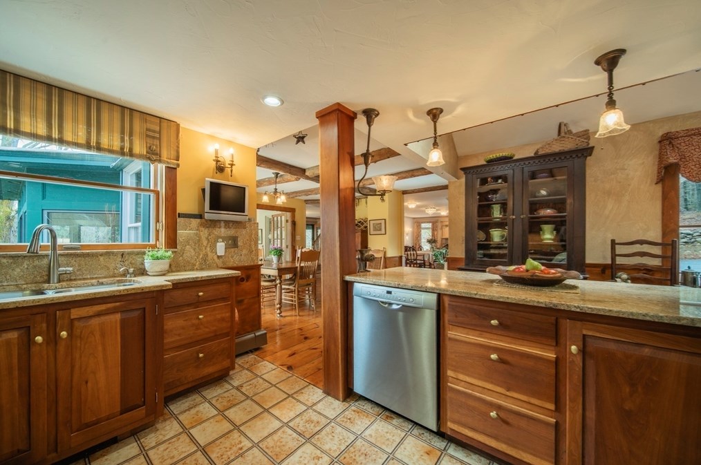 11 Cross Rd, Ashburnham MA 01430-1042 exterior