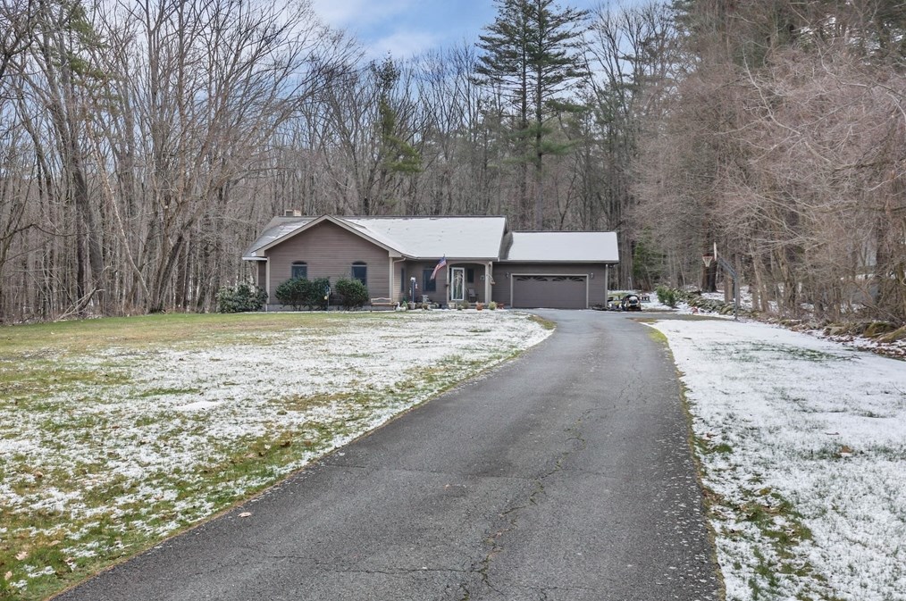 18 Hall Rd, Sturbridge MA 01566-1515 exterior