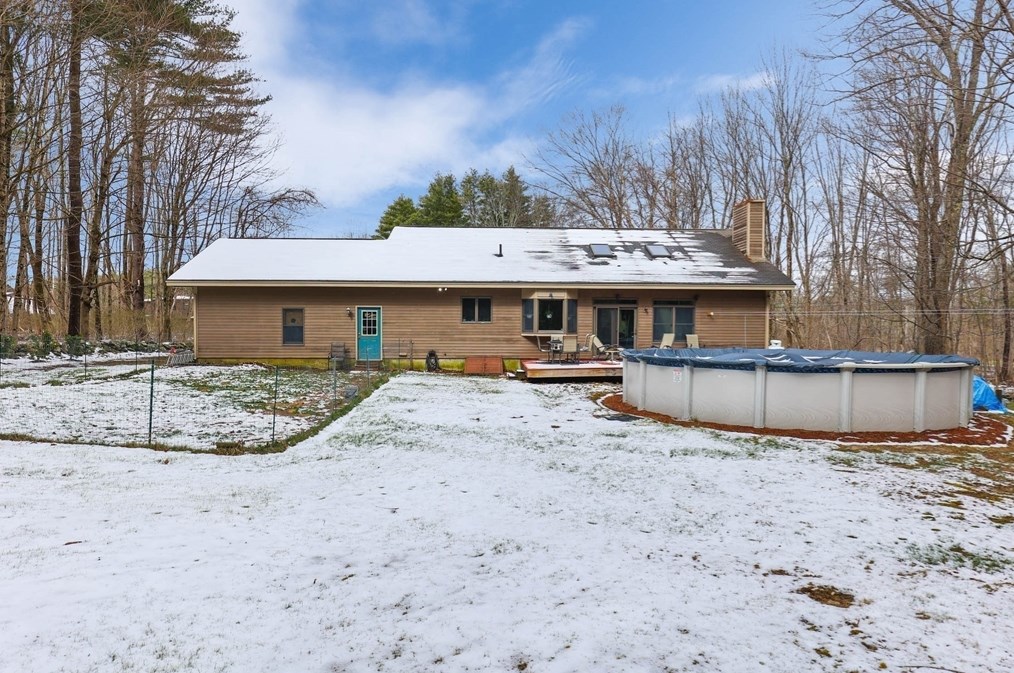 18 Hall Rd, Sturbridge MA 01566-1515 exterior