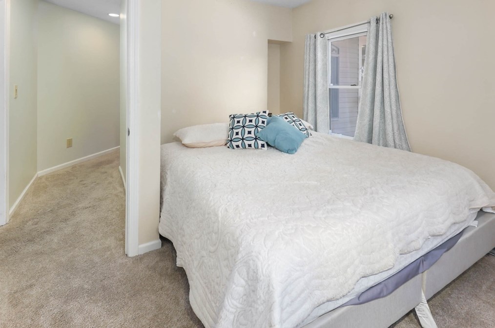 18 Hall Rd, Sturbridge MA 01566-1515 exterior