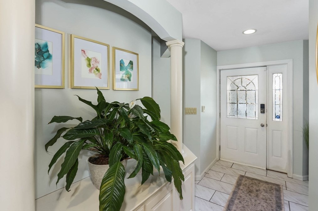 18 Hall Rd, Sturbridge MA 01566-1515 exterior