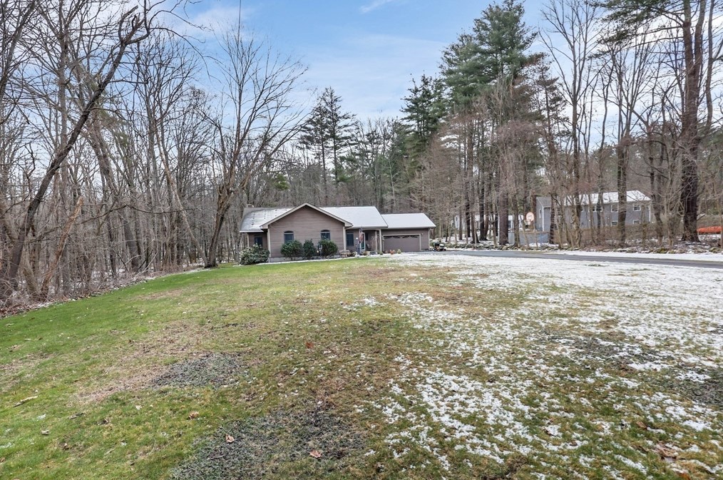 18 Hall Rd, Sturbridge MA 01566-1515 exterior