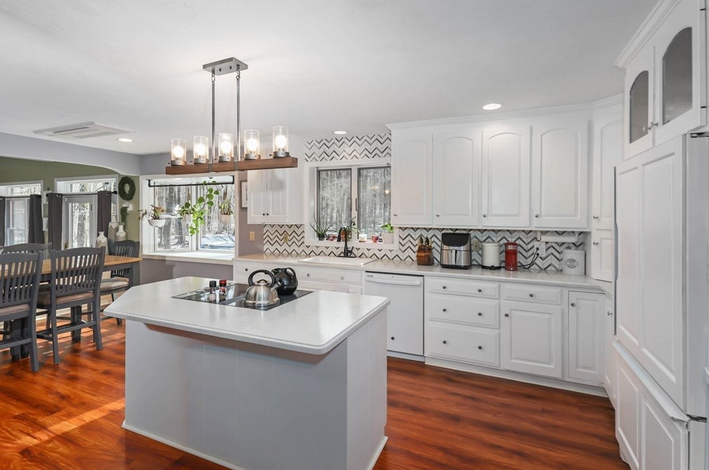 18 Hall Rd, Sturbridge MA 01566-1515 exterior