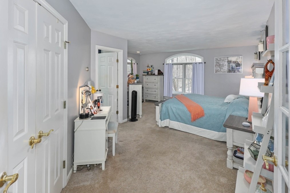 18 Hall Rd, Sturbridge MA 01566-1515 exterior