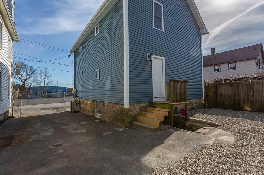 31 Hicks St, New Bedford MA 02740-7317 exterior