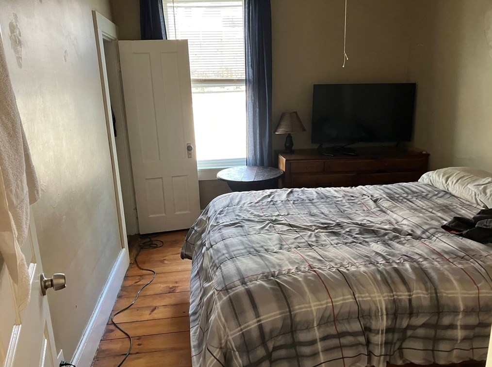 21 Whitcomb St, Webster MA  01570-2429 exterior