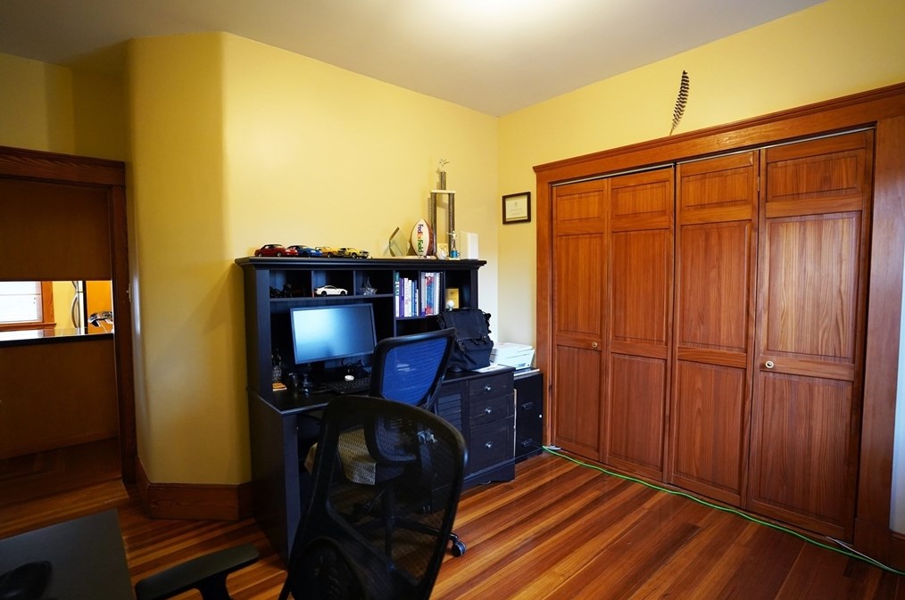 11 Main St, New Bedford MA 02743-2115 exterior