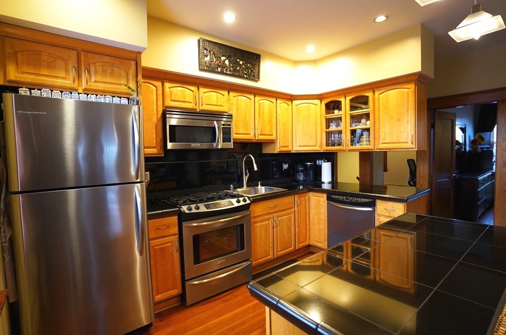 11 Main St, New Bedford MA 02743-2115 exterior