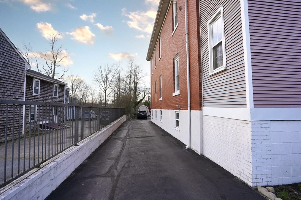 11 Main St, New Bedford MA 02743-2115 exterior