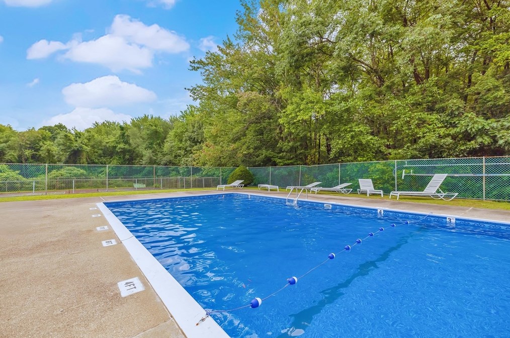 2 Autumn Ln, Amherst MA  01002-3316 exterior