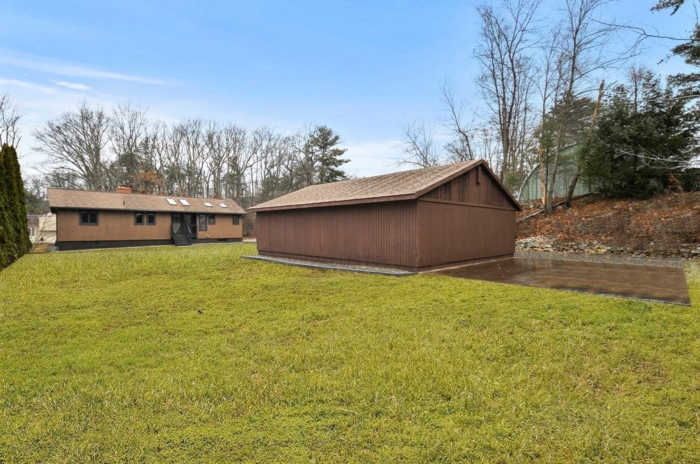 23 Lakeside Ave, Webster MA  01570-3590 exterior