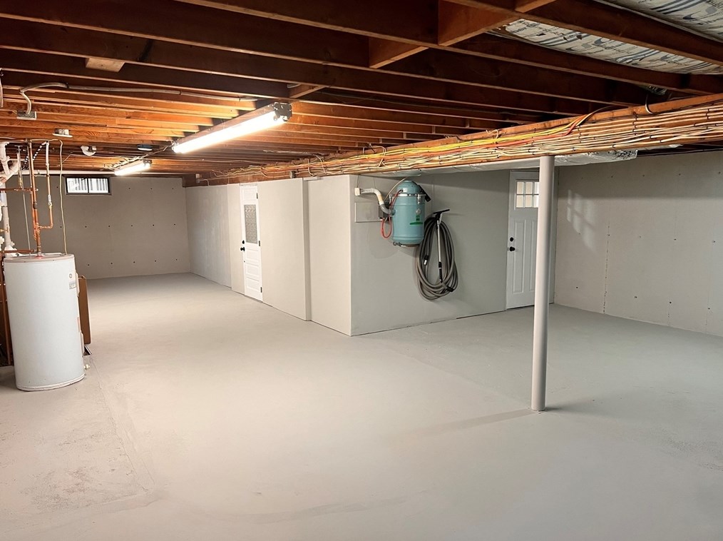 23 Lakeside Ave, Webster MA  01570-3590 exterior