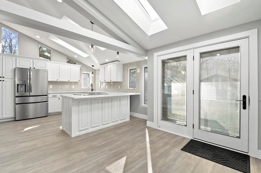 23 Lakeside Ave, Webster MA  01570-3590 exterior