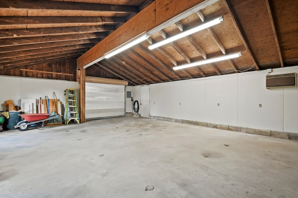 23 Lakeside Ave, Webster MA  01570-3590 exterior