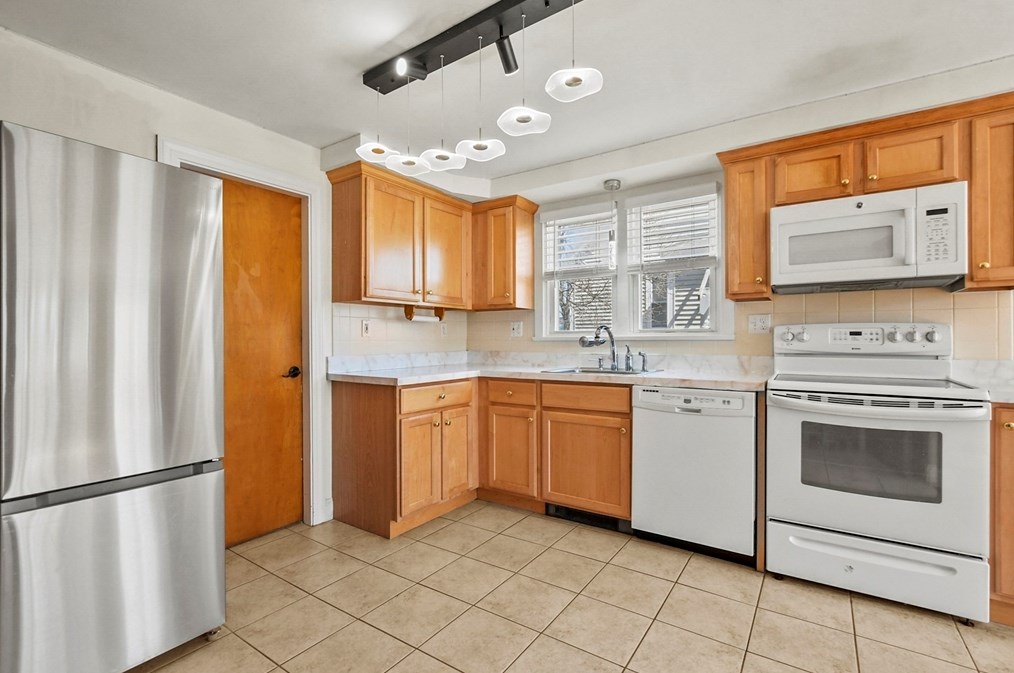 34 Linwood Ave, Methuen MA 01844-5917 exterior