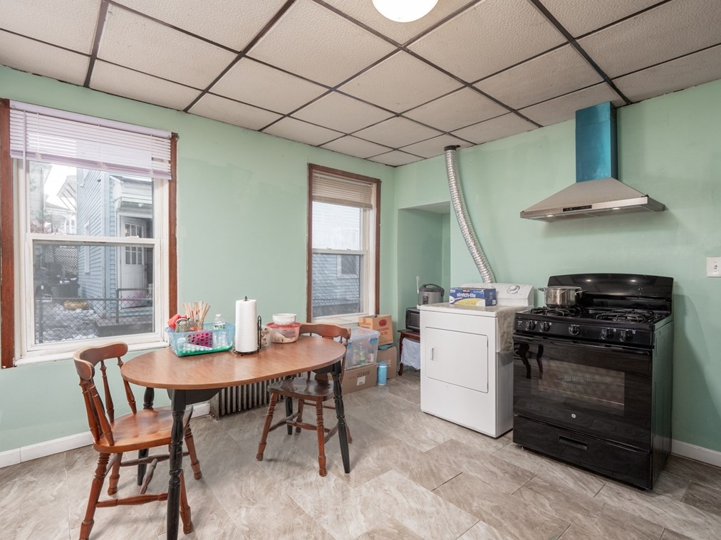 71 Fox St, Worcester MA 01604-4333 exterior