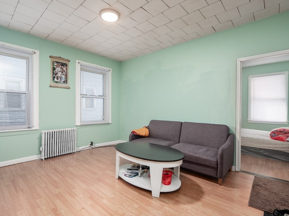 71 Fox St, Worcester MA 01604-4333 exterior