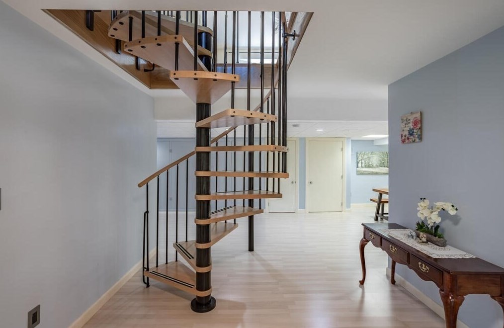 6 Hillside Ln, Chelmsford MA 01824-3815 exterior