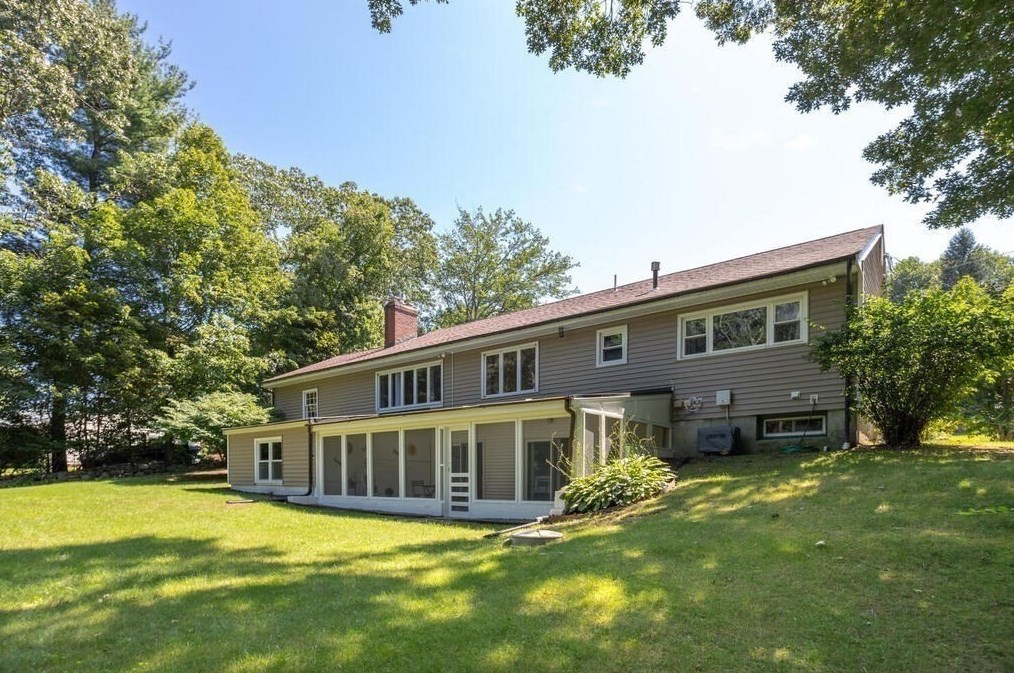 6 Hillside Ln, Chelmsford MA 01824-3815 exterior