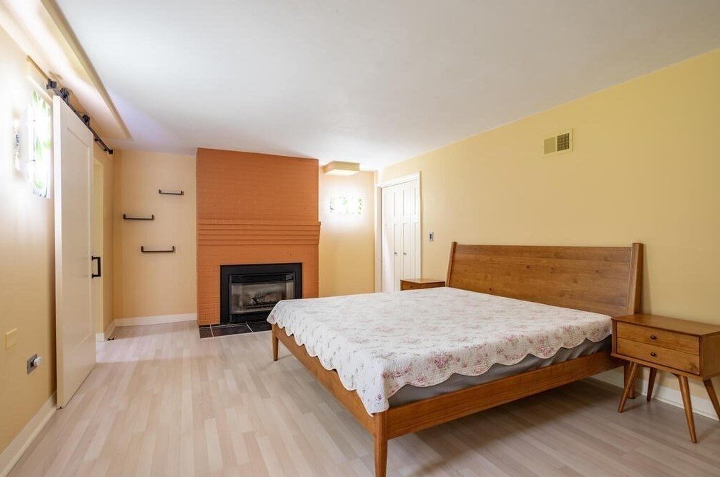 6 Hillside Ln, Chelmsford MA 01824-3815 exterior