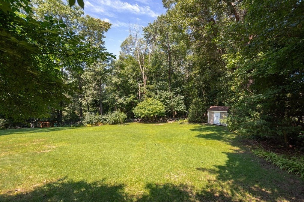 6 Hillside Ln, Chelmsford MA 01824-3815 exterior