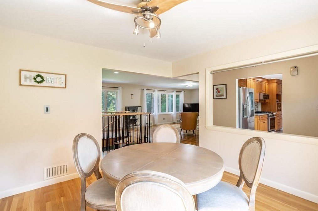 6 Hillside Ln, Chelmsford MA 01824-3815 exterior