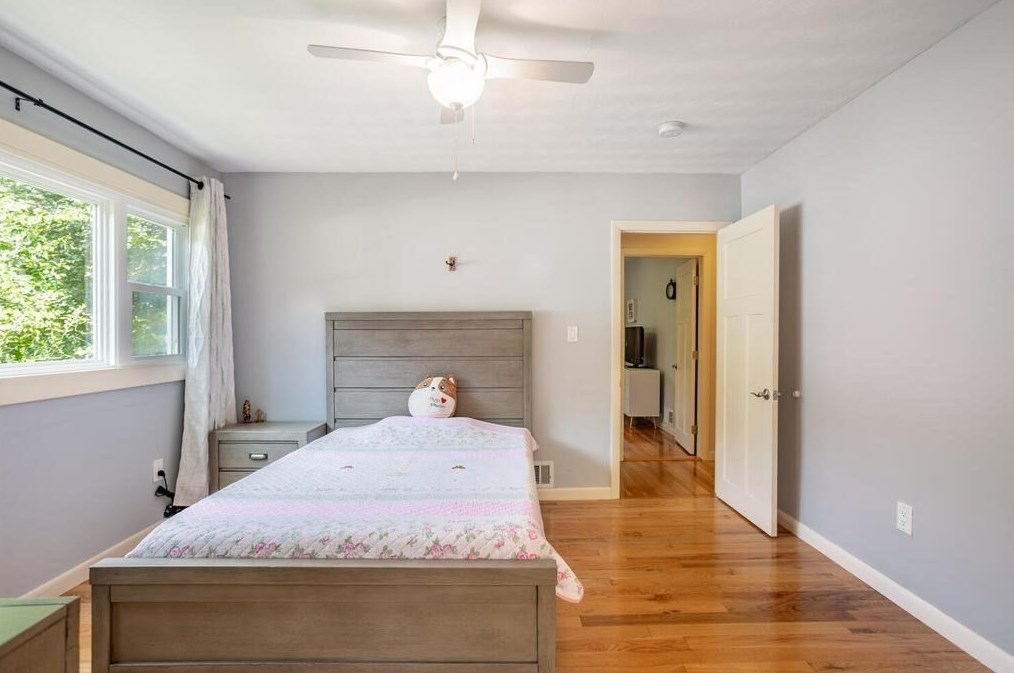 6 Hillside Ln, Chelmsford MA 01824-3815 exterior