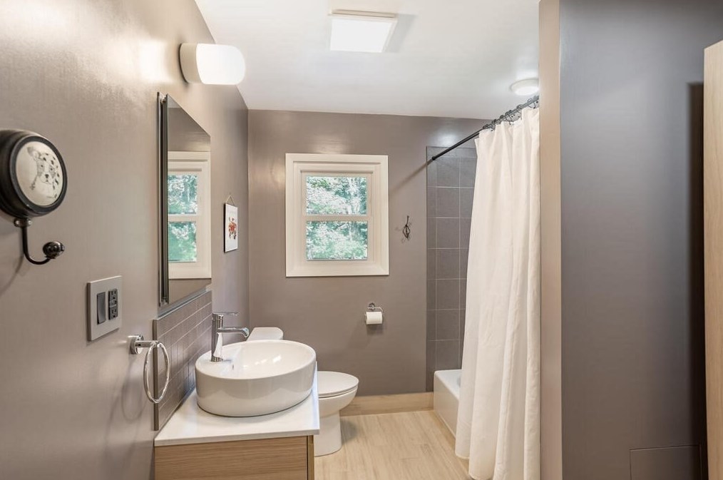 6 Hillside Ln, Chelmsford MA 01824-3815 exterior