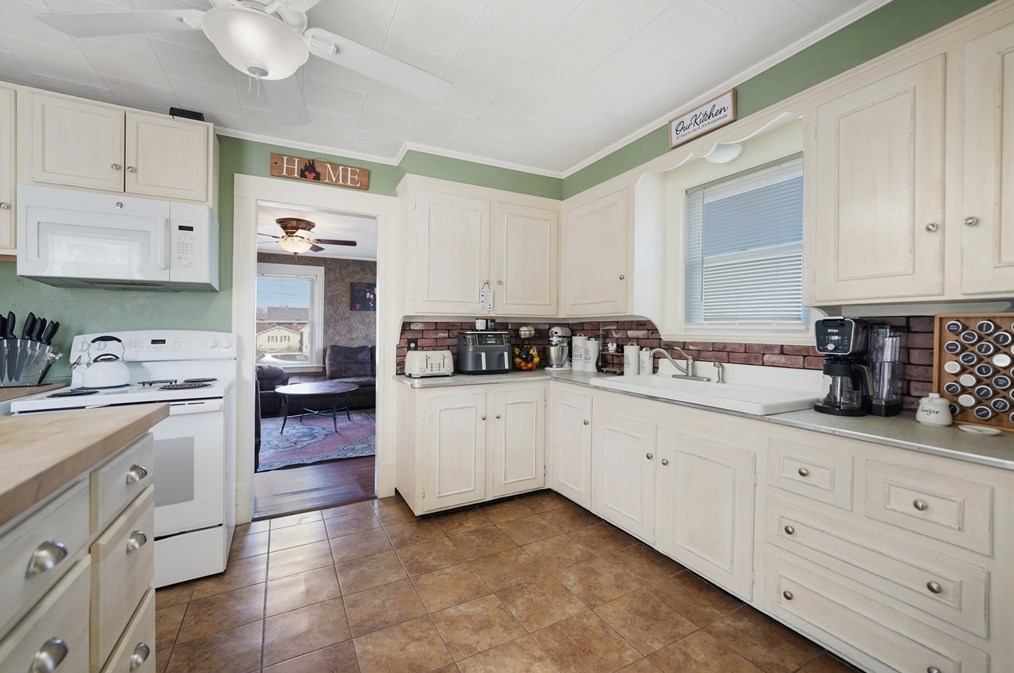 1236 Somerset Ave, Taunton MA  02780-5033 exterior