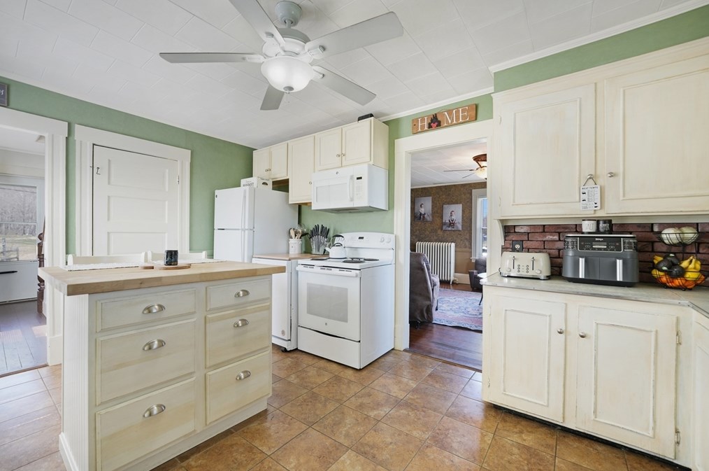 1236 Somerset Ave, Taunton MA  02780-5033 exterior