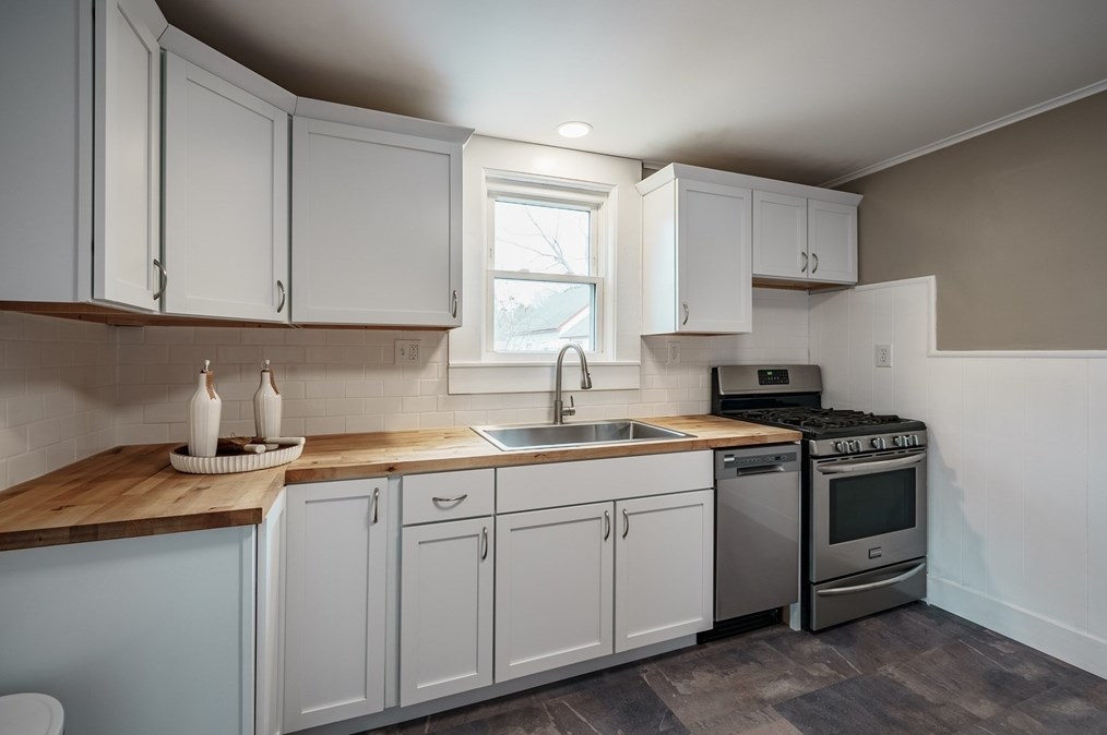 194 Holyoke Rd, Montgomery MA  01085-1611 exterior