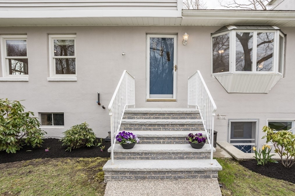 9 F St, Reading MA  01867-1925 exterior