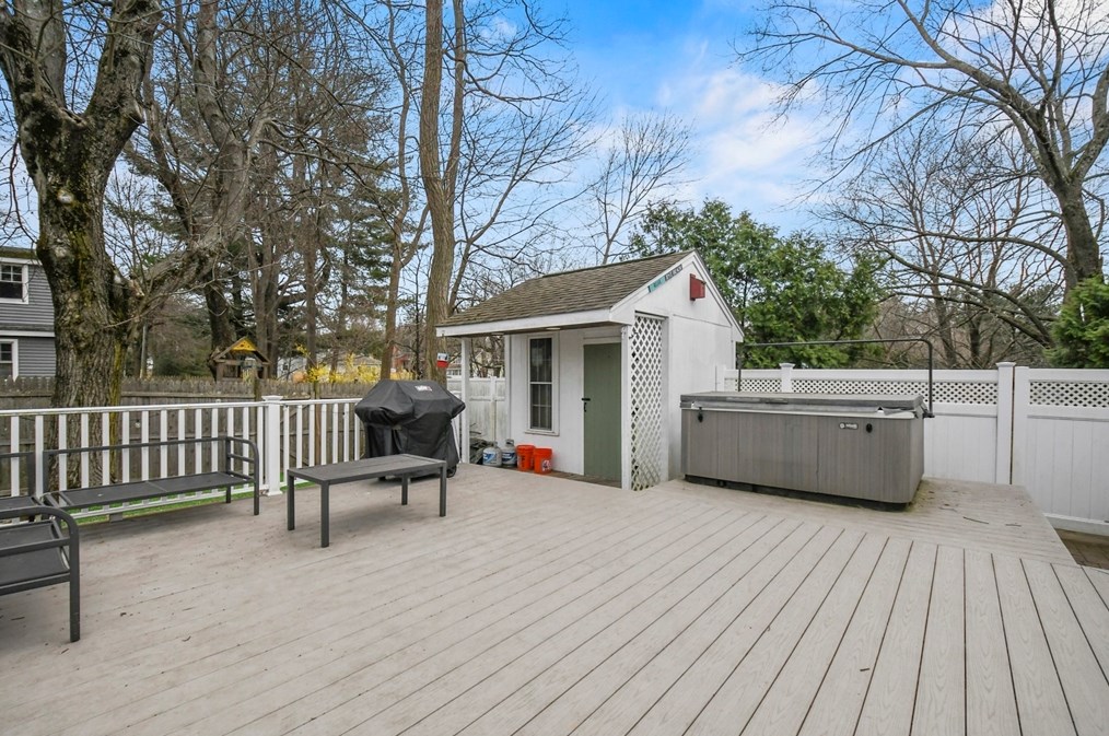 2 Saratoga Rd, Auburn MA  01501-2319 exterior