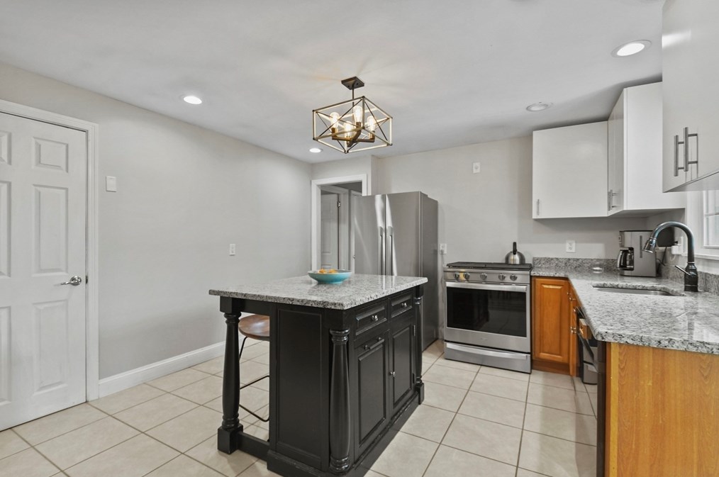 2 Saratoga Rd, Auburn MA  01501-2319 exterior