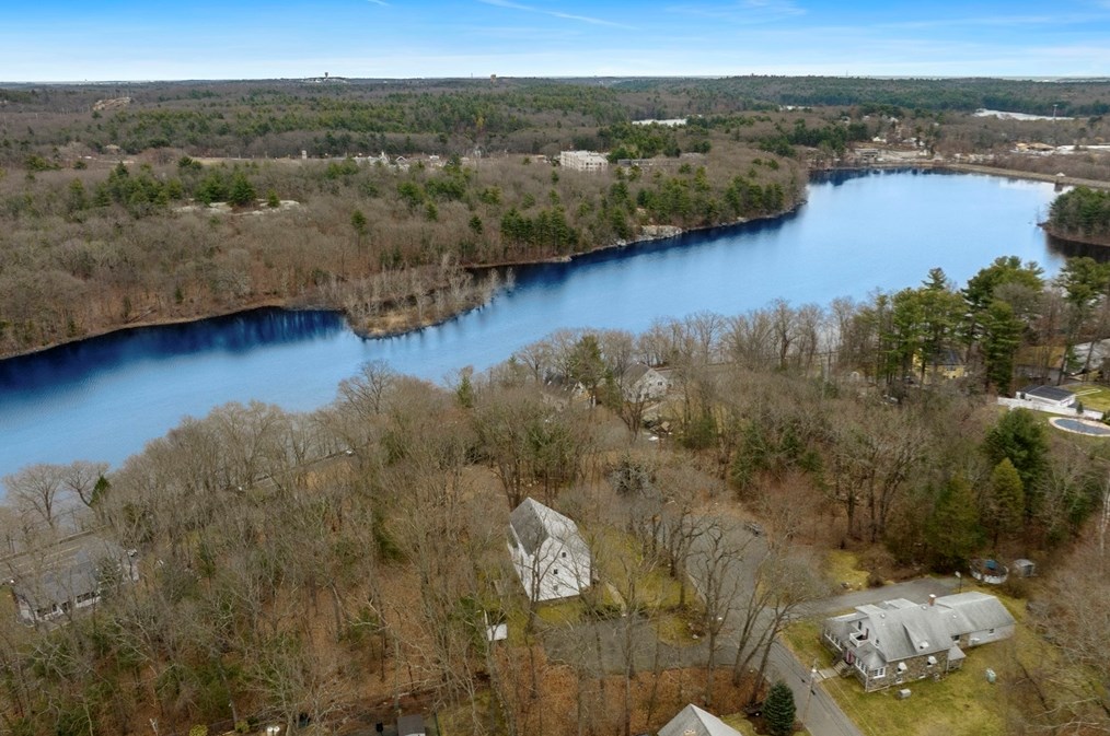 35 Mansfield Rd, Lynnfield MA 01940-2620 exterior