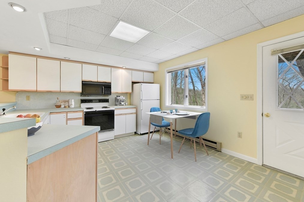 35 Mansfield Rd, Lynnfield MA 01940-2620 exterior