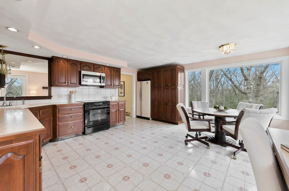 35 Mansfield Rd, Lynnfield MA 01940-2620 exterior