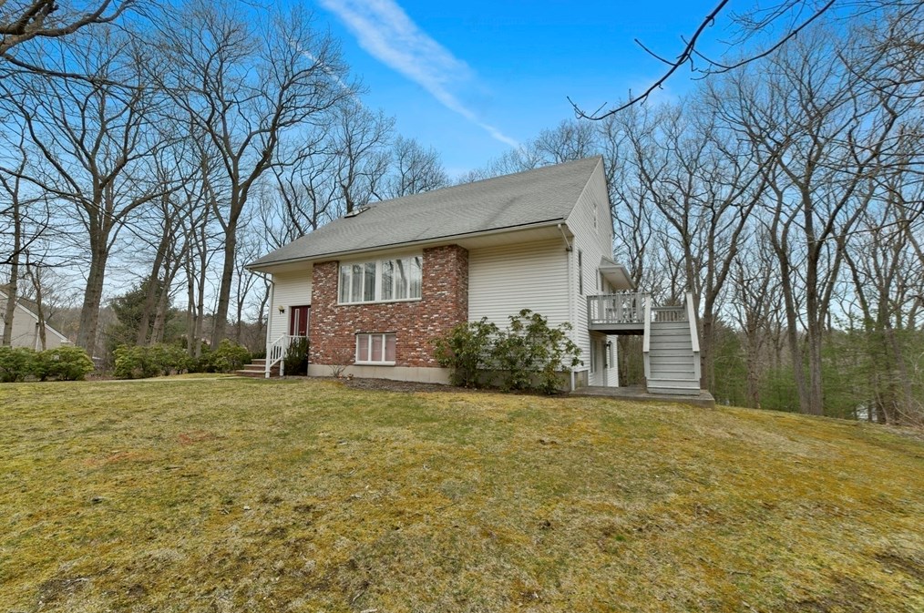 35 Mansfield Rd, Lynnfield MA 01940-2620 exterior